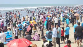 ‘পূজার ছুটিতে সৈকতে ভিড়, ফাঁকা রিসোর্ট’ আগুনের ঘটনায় কতটা প্রভাব পড়েছে কক্সবাজারের পর্যটনে?