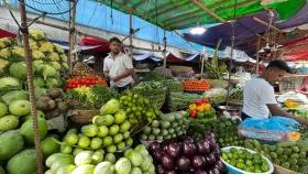 ‘দোকানদাররা বলে দাম কমেছে, কিন্তু কীভাবে বা কতটুকু কমে আমরা বুঝতে পারি না’