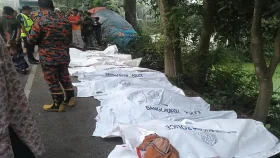 নাটোরে বাস-ট্রাকের মুখোমুখি সংঘর্ষ, নিহত ১৩