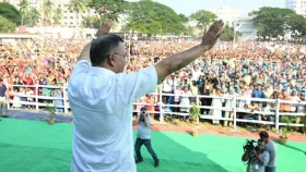 রাজশাহীতে জনসভার মঞ্চে প্রধানমন্ত্রী, অপেক্ষমাণ মানুষের উচ্ছ্বাস