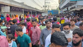 আরও একদিন ছুটির দাবিতে সড়ক অবরোধ করলেন শ্রমিকরা