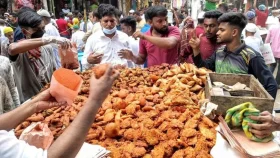 রাস্তার পাশে পিঠা-পুরি-পেঁয়াজুসহ যেসব খাবারের ব্যবসায় লাইসেন্স বাধ্যতামূলক