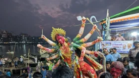 প্রতিমা বিসর্জনের মধ্য দিয়ে শেষ হলো শারদীয় দুর্গোৎসব