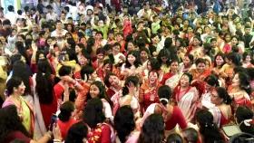 মাকে বিদায়ের দুঃখ ভুলতে সিঁদুর খেলা