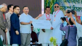 আখচাষি হিসেবে প্রধানমন্ত্রীর হাত থেকে ‌সরকারি প্রণোদনা নিলেন বিএনপির এমপি