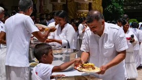 শ্রীলঙ্কার পথে পথে বিনামূল্যে খাবার বিতরণের উৎসব কেন