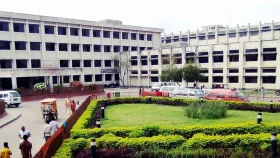 রিকশা থেকে নামার পরই মায়ের সামনে মেয়েকে গুলি করে হত্যা