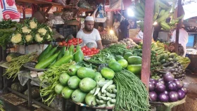 ‘জীবন এখন এক তরকারিতেই সীমাবদ্ধ, একাধিক কেনার সামর্থ্য নাই’ 