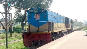 ২৪ ঘণ্টা পর ঢাকা-চট্টগ্রাম রেলপথের ঢাকামুখী লাইনে ট্রেন চলাচল শুরু