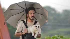 অন্যরকম চরিত্রে, ইয়াশ ও একটি বিড়াল