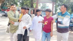 থানার সামনে যুবলীগের মিছিল, ধাওয়া দিয়ে ৮ জনকে ধরলেন বিএনপি নেতাকর্মীরা
