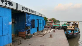 যাত্রীহীন নৌপথ, পেশা ছেড়ে বিকল্প আয়ের পথ খুঁজছেন ট্রলার মালিক-চালকরা