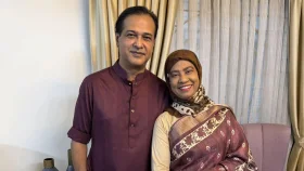 আসিফের গাড়িতে গুলি, ফেসবুক পোস্টে কী বললেন স্ত্রী