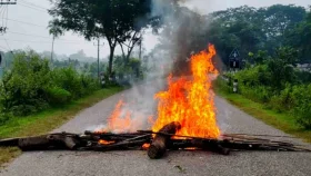 সড়কে গাছের গুঁড়ি, জ্বলছে টায়ার; অবরোধে অচল পার্বত্য দুই জেলা