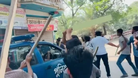 ‘জয় বাংলা’ স্লোগান দিয়ে পুলিশের ওপর হামলা, গাড়ি ভাঙচুর