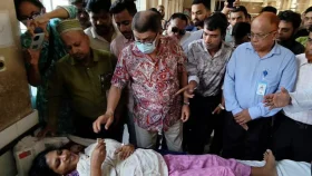 ওষুধ কিনতে সমস্যা, এক মাকে ১০০০ টাকা দিলেন স্বাস্থ্যমন্ত্রী