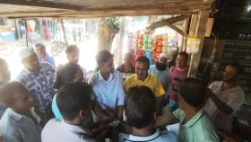 রাস্তায় পাওয়া টাকা মাইকিং করে মালিকের হাতে তুলে দিলেন দুই বন্ধু