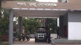 সন্তানের পাশের রুমেই পড়ে ছিলো মায়ের মরদেহ, দুর্গন্ধ ছড়ালে উদ্ধার করে পুলিশ