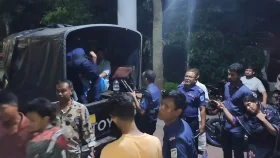 গোপালগঞ্জে পুলিশের গাড়িতে হামলা-ভাঙচুর: ১০০ জনের বিরুদ্ধে মামলা, গ্রেফতার ৭