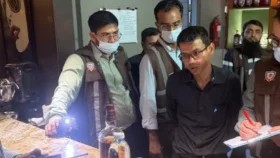 গুলশানে রেস্টুরেন্টে অভিযান, বিপুল পরিমাণ মদ জব্দ