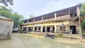 ঝুঁকিপূর্ণ ভবনেই চলছে পাঠদান, দুই দশকেও মেলেনি সমাধান