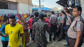বকেয়া বেতন না দিয়েই কারখানা বন্ধের নোটিশ, টঙ্গীতে শ্রমিকদের সড়ক অবরোধ