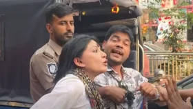 ধানমন্ডিতে সংস্কৃতিকর্মীদের মানববন্ধনে পুলিশের বাধা, ছাত্র ইউনিয়নের সাবেক সভাপতি আটক