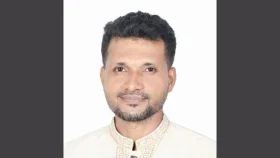 মোটরসাইকেলে বসে ছিলেন যুবক, গুলি করে চলে গেলো দুজনে