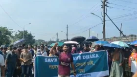 আগারগাঁওয়ে সচিবালয় স্থানান্তরের বিরোধিতা শেকৃবি শিক্ষার্থীদের, সাইনবোর্ড উপড়ে প্রতিবাদ