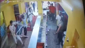 এবার প্রকাশ্যে রেস্টুরেন্টে ঢুকে হামলা ও ভাঙচুর