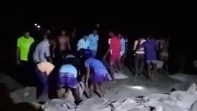 আশাশুনিতে খোলপেটুয়া নদীর বাঁধে ভাঙন, রাতভর মেরামতের চেষ্টা