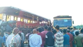 থেমে থাকা ট্রাকে বাসের ধাক্কা, প্রাণ গেলো ৩ জনের