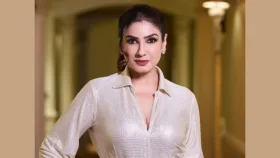 ৫৪ বছরেও রাভিনার ত্বকের উজ্জ্বলতা অটুট, ভরসা ঘরোয়া উপাদানে