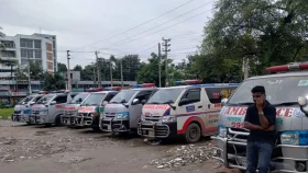 ঢামেকে দ্বিতীয় দিনে বেসরকারি অ্যাম্বুলেন্স ধর্মঘট, ভোগান্তিতে রোগী ও স্বজনরা