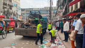 উচ্ছেদের ঘণ্টা না পেরোতেই ফুটপাতে দোকান, আবার ডিএনসিসির অভিযান