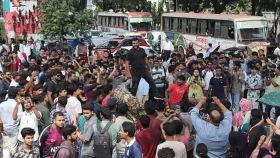 সচিবালয় স্থানান্তরের প্রতিবাদে আগারগাঁওয়ে সড়ক অবরোধ শিক্ষার্থীদের