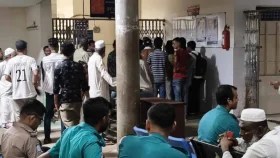 হাসপাতালে দুই সাংবাদিকের ওপর ইন্টার্ন চিকিৎসকদের হামলা