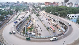 রাজধানীতে দুই বাসের প্রতিযোগিতা, চাপা পড়ে প্রাণ হারালেন যুবক
