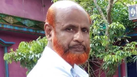 আ.লীগ নেতাকে গ্রেফতারের পর পুলিশকে ঘিরে ধরে ছিনিয়ে নিলো স্বজনরা 
