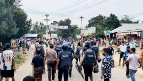 গায়ে ধাক্কা লাগায় মাইকে ঘোষণা দিয়ে মহাসড়ক আটকে সাড়ে ৪ ঘণ্টা ধরে সংঘর্ষ