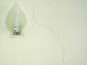 পৌর ভবনে ফাটল