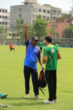 তাসকিনকে তার অ্যাকশন শোধরাতে টিপস দিচ্ছেন সারোয়ার ইমরান