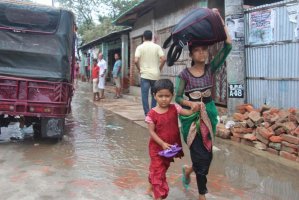 কক্সবাজারের রোয়ানু-দুর্গতরা যাচ্ছেন নিরাপদ আশ্রয়ের খোঁজে