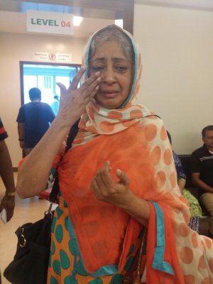 মায়ের মৃত্যুতে কান্নায় ভেঙে পড়েন ছোট মেয়ে রিনা ইয়াসমিন