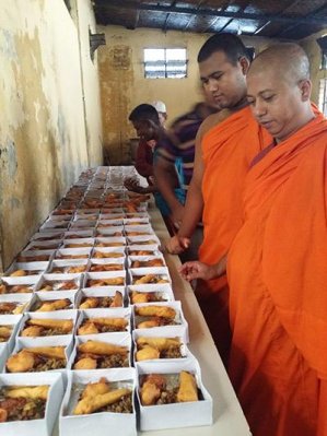 ইফতারি প্যাকেটে তোলা হচ্ছে