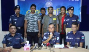 খুলনা ডিআইজির সংবাদ সম্মেলন, আত্মসমর্পণকারী তুষার- পেছনের সারির বাঁ থেকে তৃতীয়