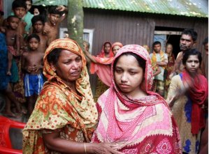 কান্নায় ভেঙে পড়েন জঙ্গি সন্দেহভাজন ফিরোজ আহম্মেদের স্বজনেরা
