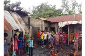 আগুনে ক্ষতিগ্রস্তদের পরিবারসহ স্থানীয়রা