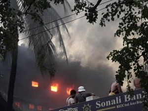 টাম্পাকোয় চলছে আগুন নেভানোর কার্যক্রম