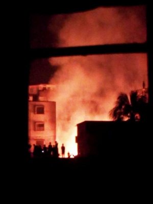 আগুনে পুড়ছে নাখালপাড়া বনফুল মোড়ের বস্তি